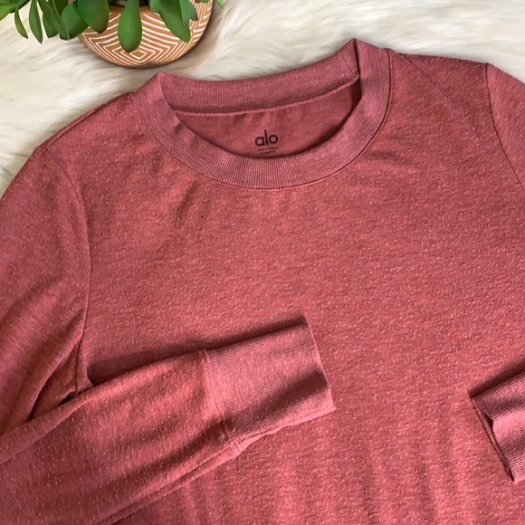alo yoga • alolux glimpse long sleeve split tee - Picture 9 of 9